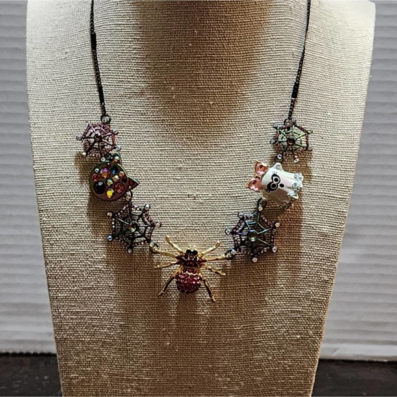 BETSEY JOHNSON HALLOWEEN SPIDER CAT GHOST & WEB PENDANT NECKLACE WITH CRYSTALS - Picture 11 of 13